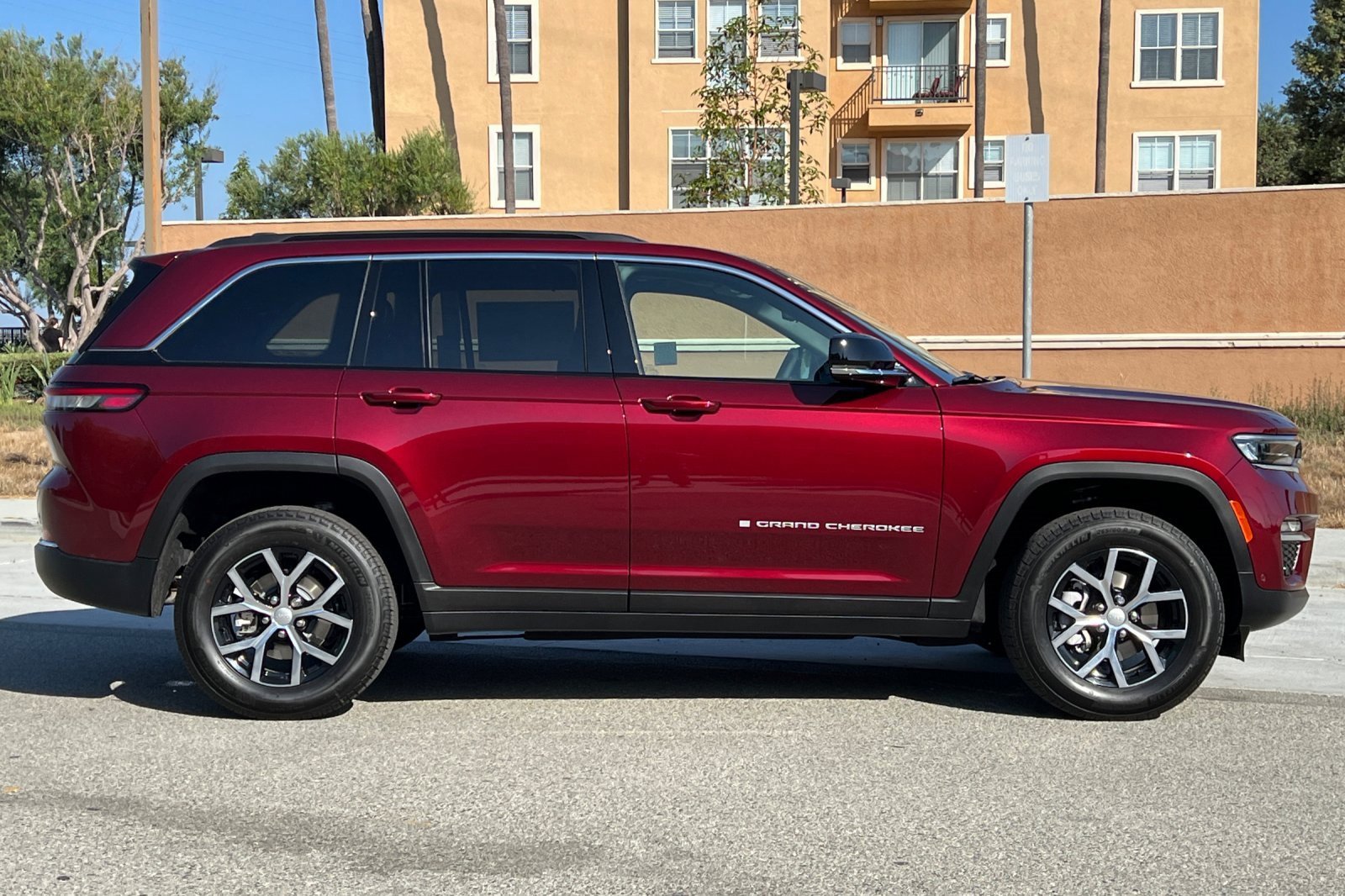 New 2025 Jeep Grand Cherokee Limited w/ Luxury Tech Group II image 3