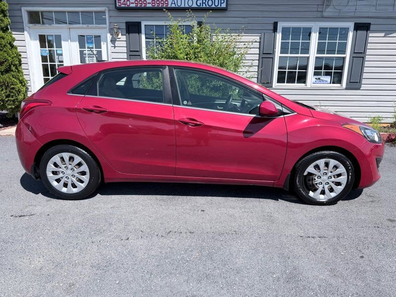 Used 2017 Hyundai Elantra GT FWD image 1