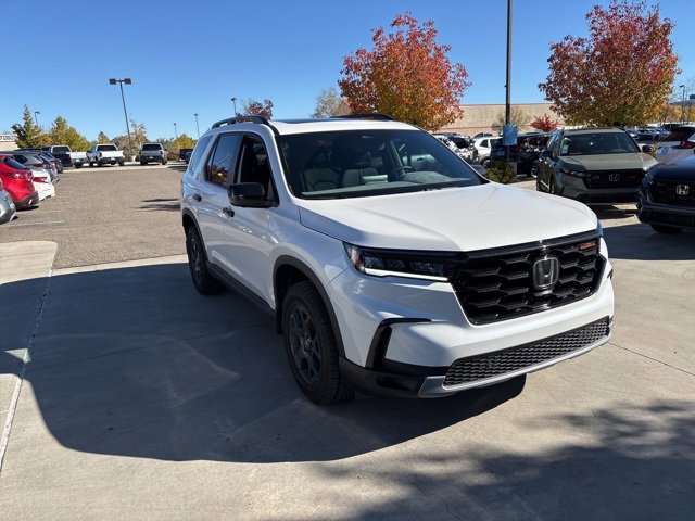Used 2025 Honda Pilot TrailSport image 4