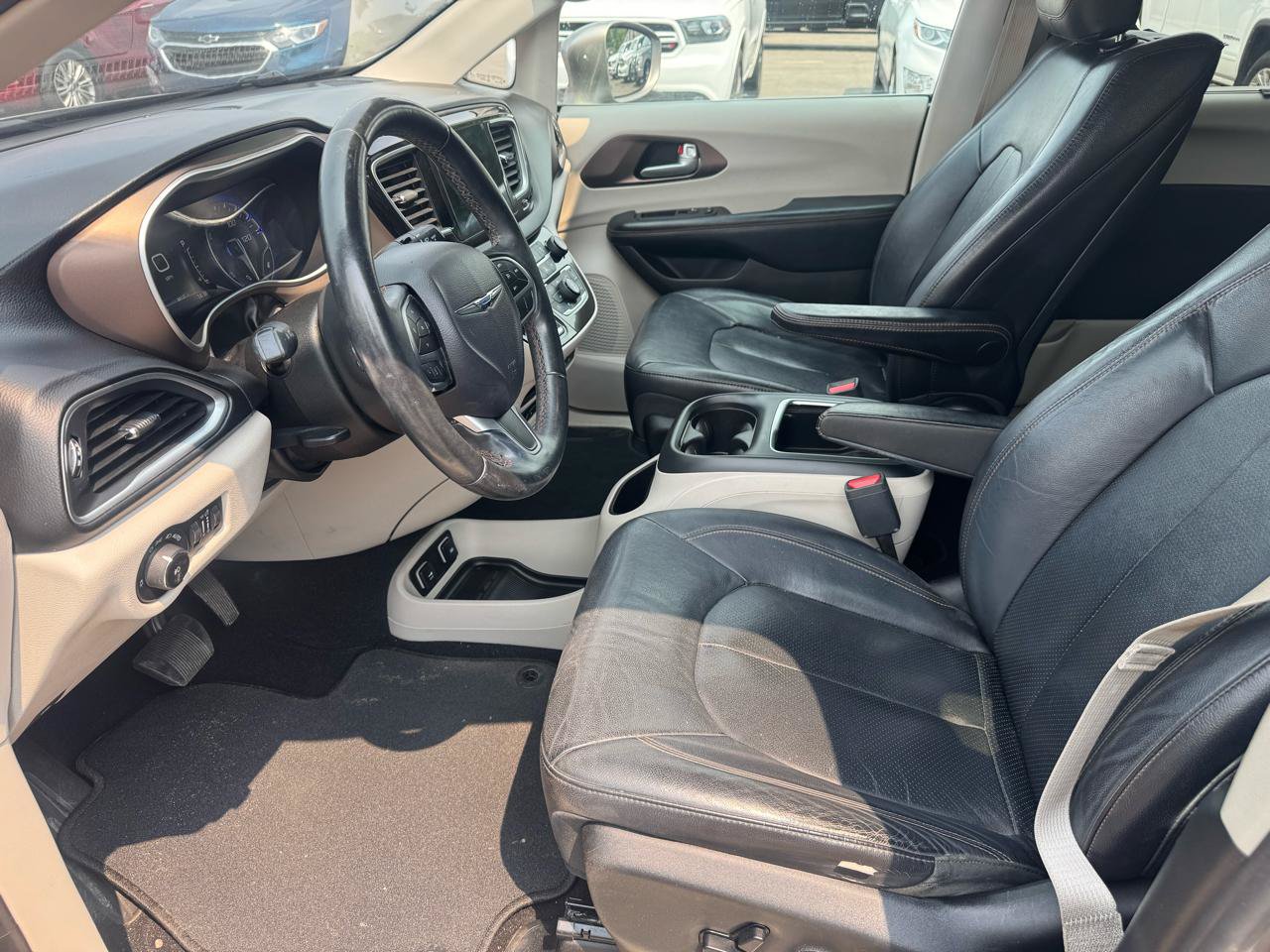 Used 2017 Chrysler Pacifica Touring-L Plus FWD image 8