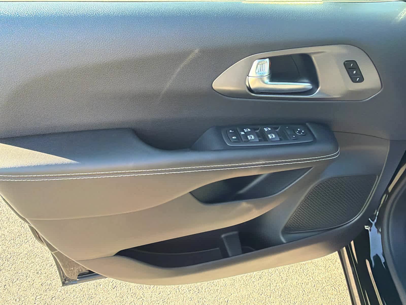 New 2026 Chrysler Pacifica Select FWD image 18