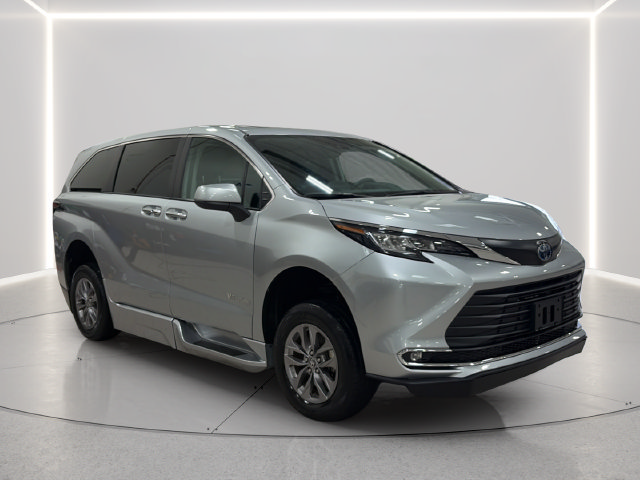 Used 2023 Toyota Sienna XLE FWD image 8