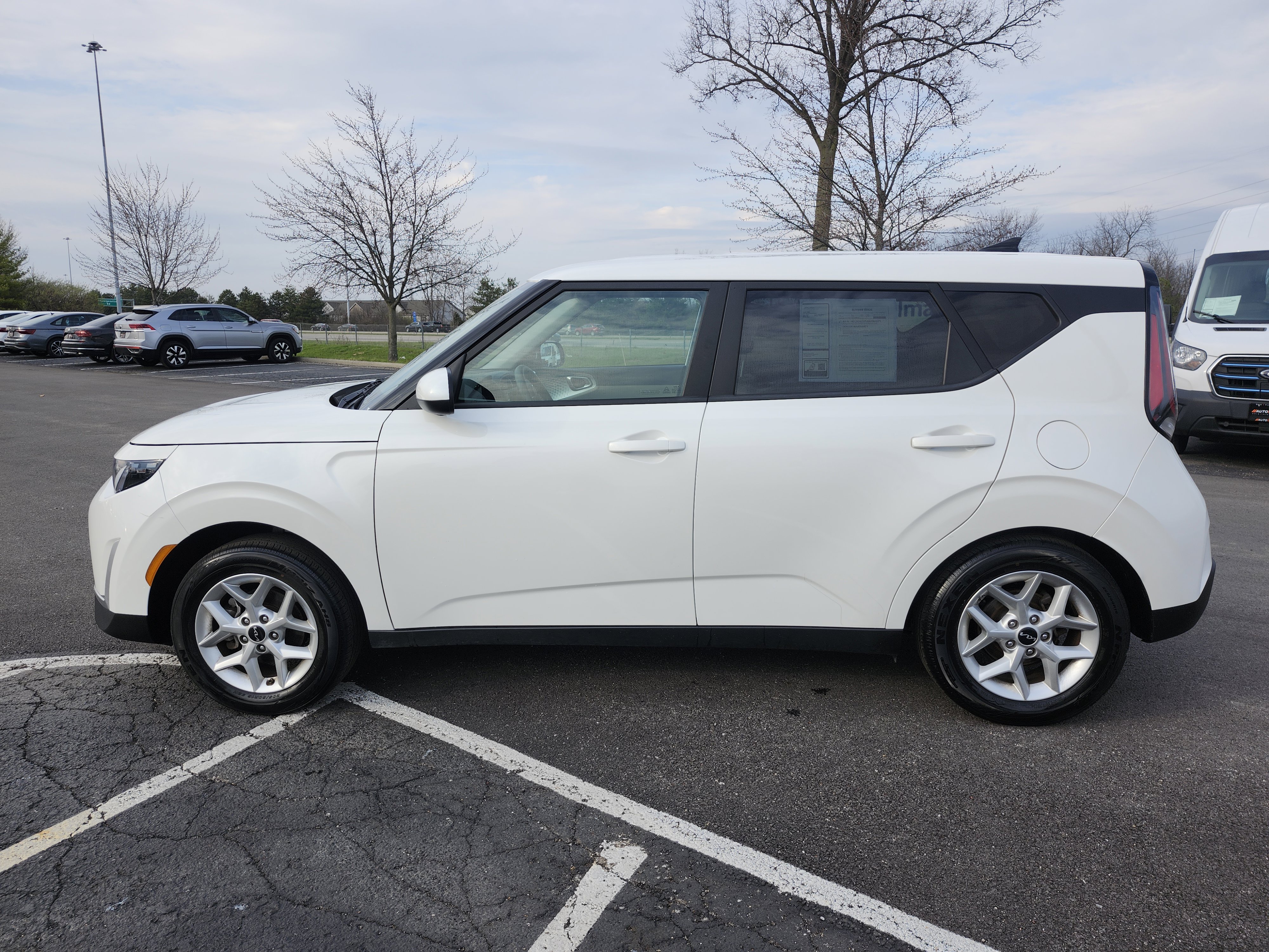 Used 2025 Kia Soul LX w/ LX Technology Package FWD image 12