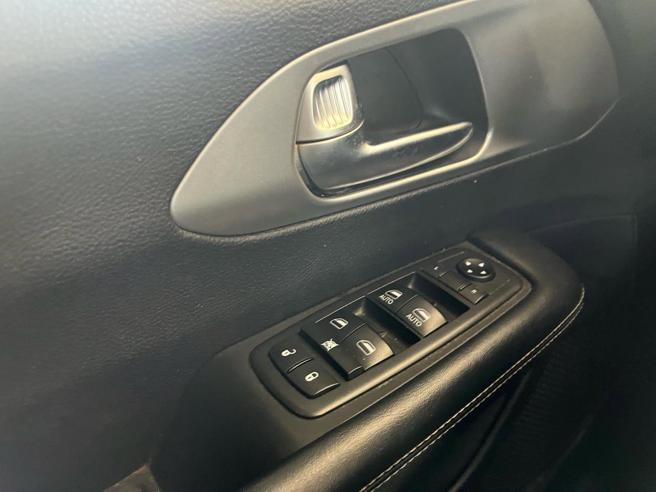 Used 2019 Chrysler Pacifica Touring Plus w/ Advanced Safetytec Group FWD image 16