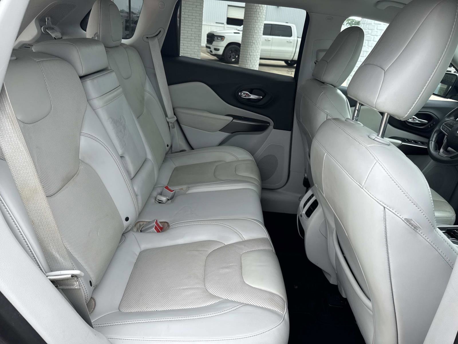 Used 2019 Jeep Cherokee Limited image 9