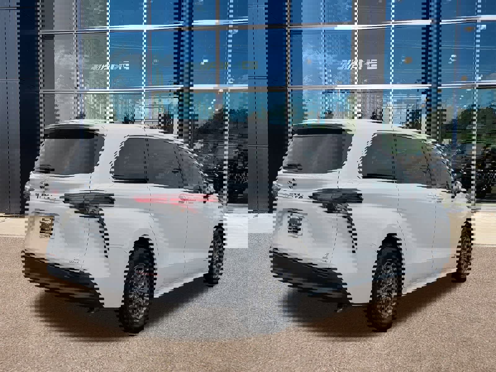 Used 2021 Toyota Sienna LE image 4