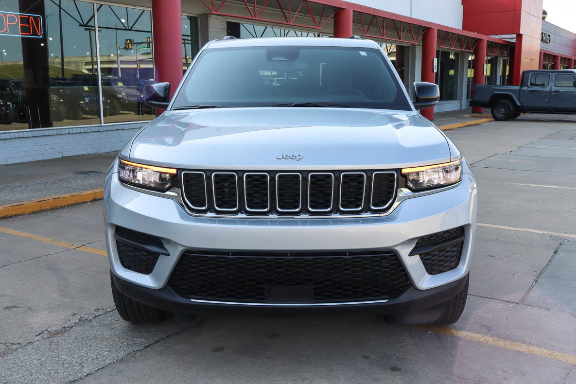 Used 2024 Jeep Grand Cherokee Laredo X w/ Luxury Tech Group I AWD/4WD image 2