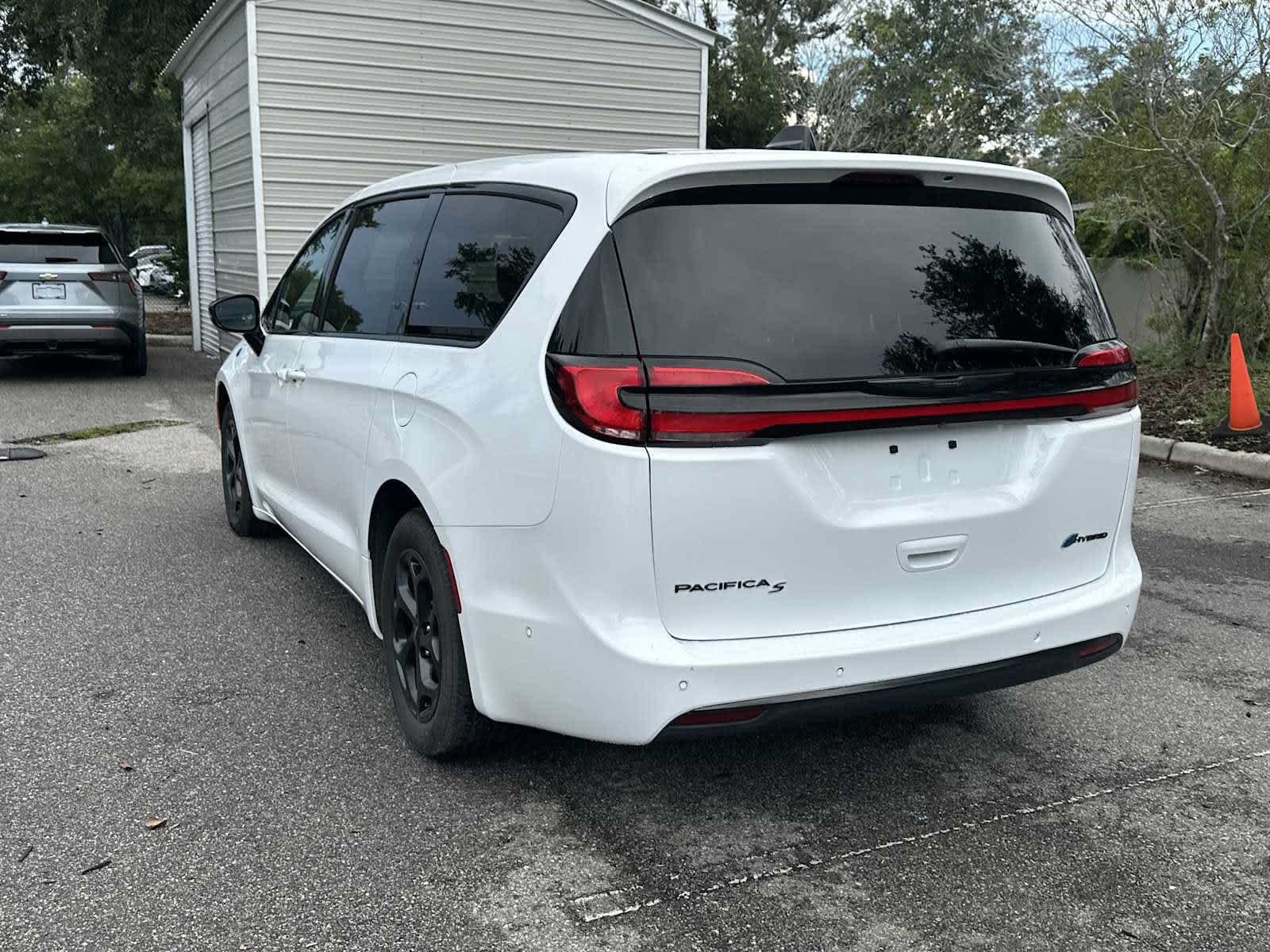 Used 2024 Chrysler Pacifica Limited FWD image 4