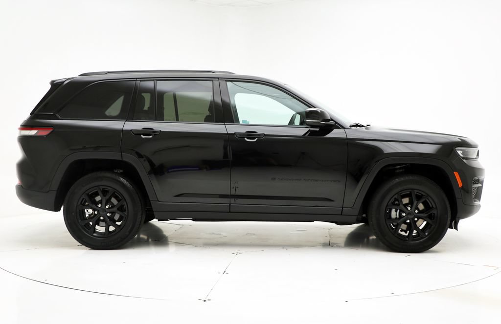 Used 2025 Jeep Grand Cherokee Altitude AWD/4WD image 3