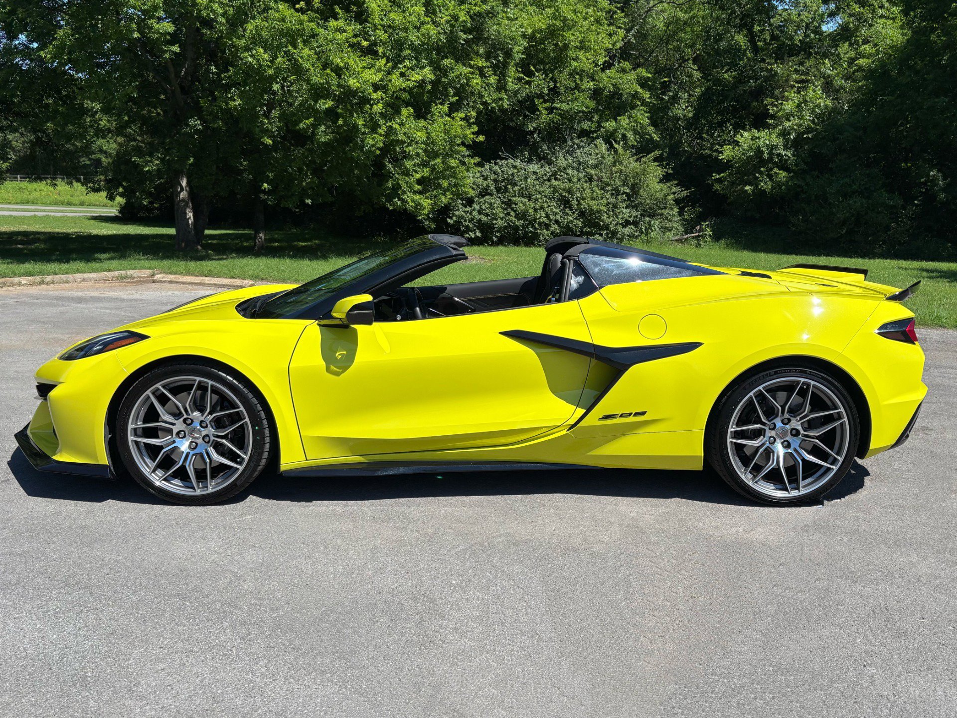 Used 2024 Chevrolet Corvette Z06 RWD image 14