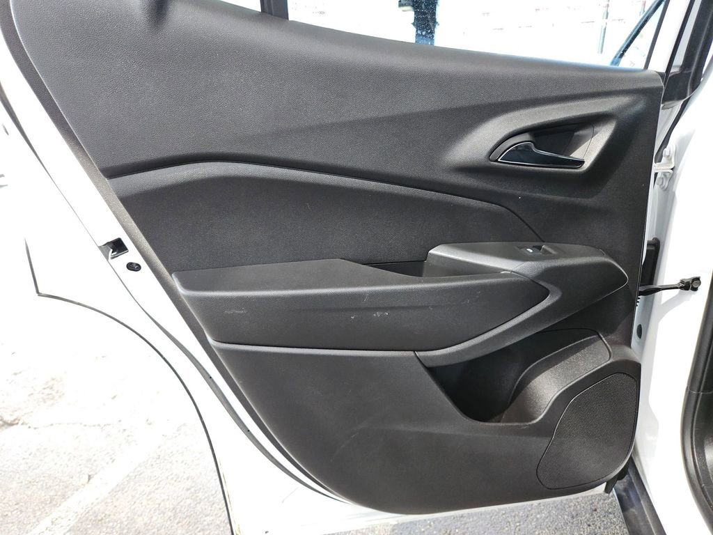 Used 2025 Chevrolet Trax LT w/ LT Convenience Package FWD image 18