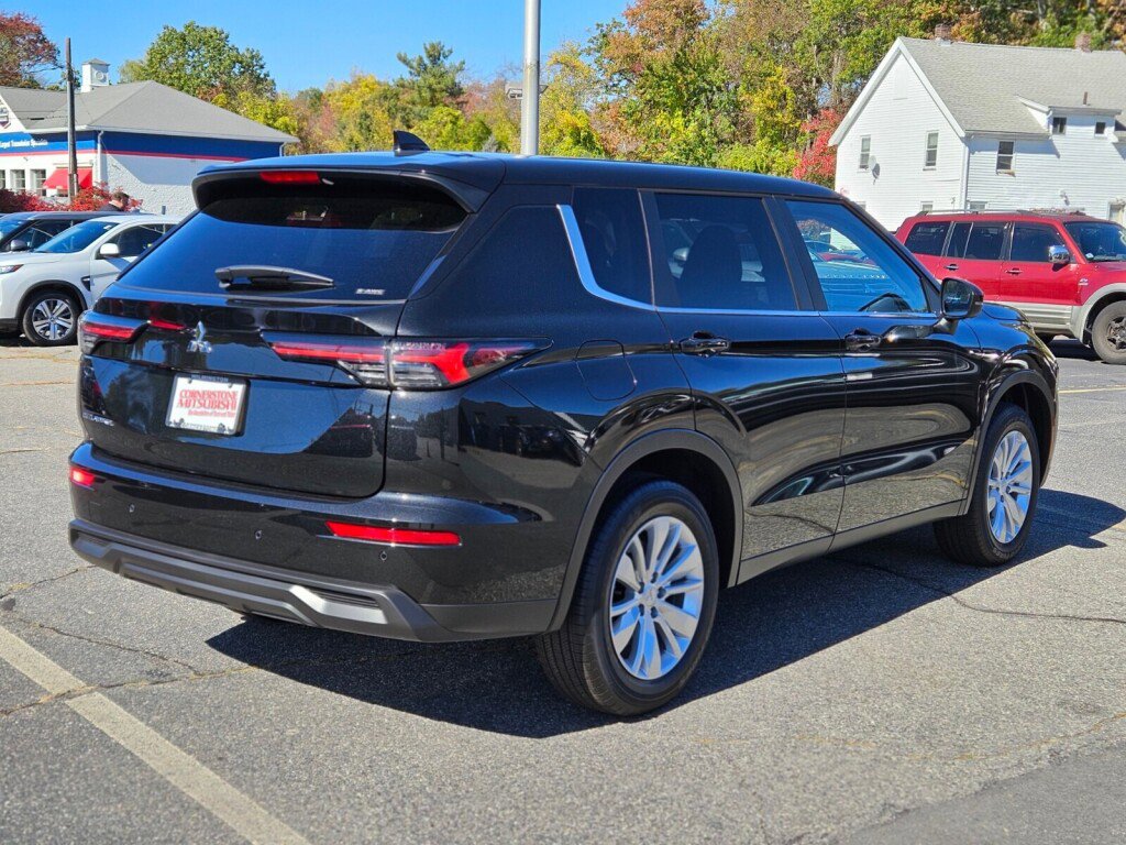 New 2025 Mitsubishi Outlander ES image 5