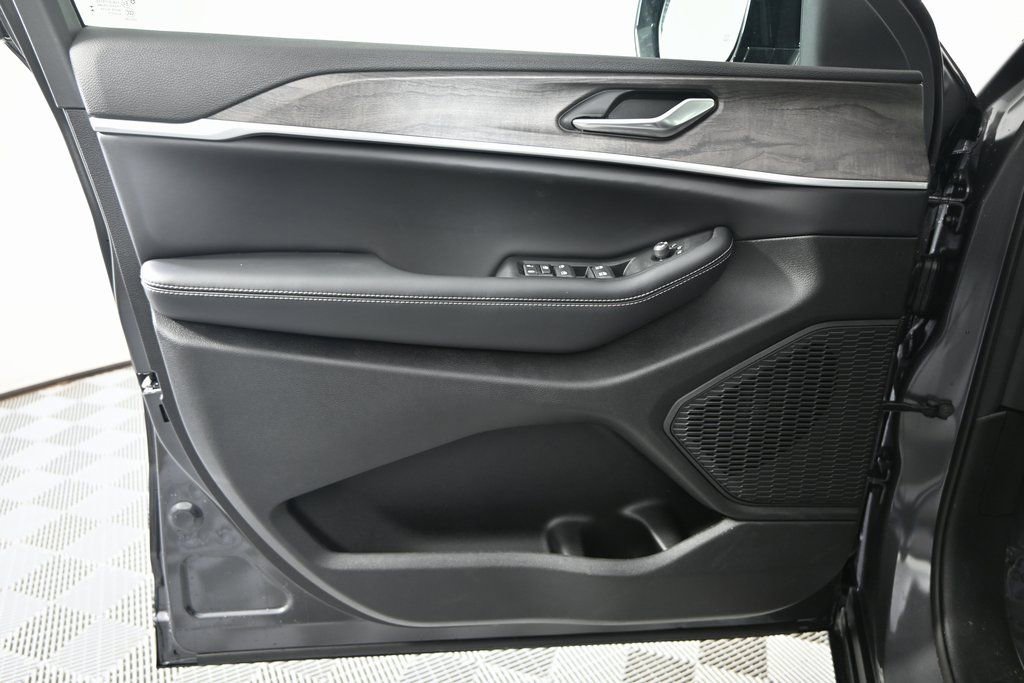 New 2026 Jeep Grand Cherokee Laredo image 18