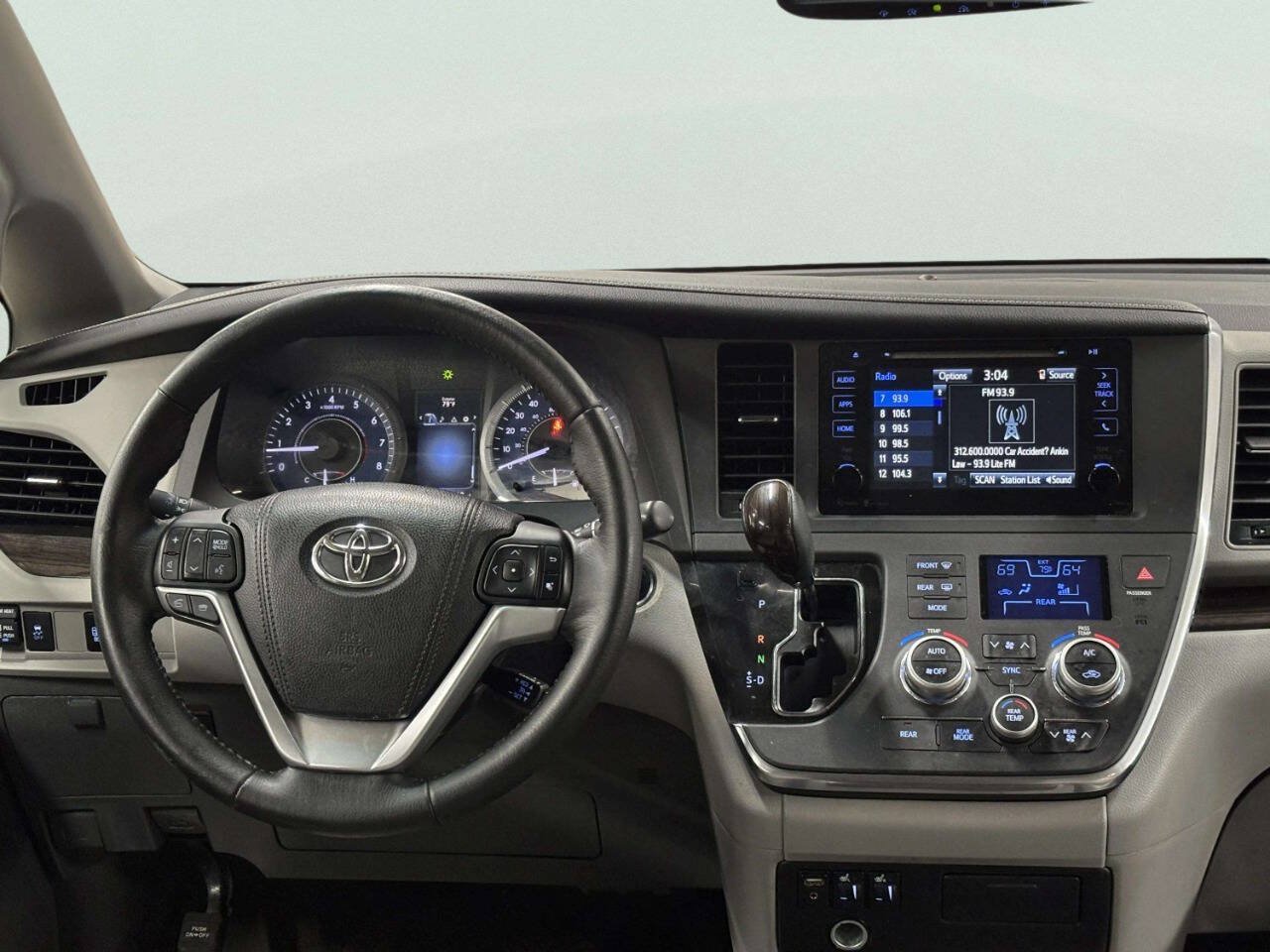 Used 2015 Toyota Sienna XLE FWD image 26
