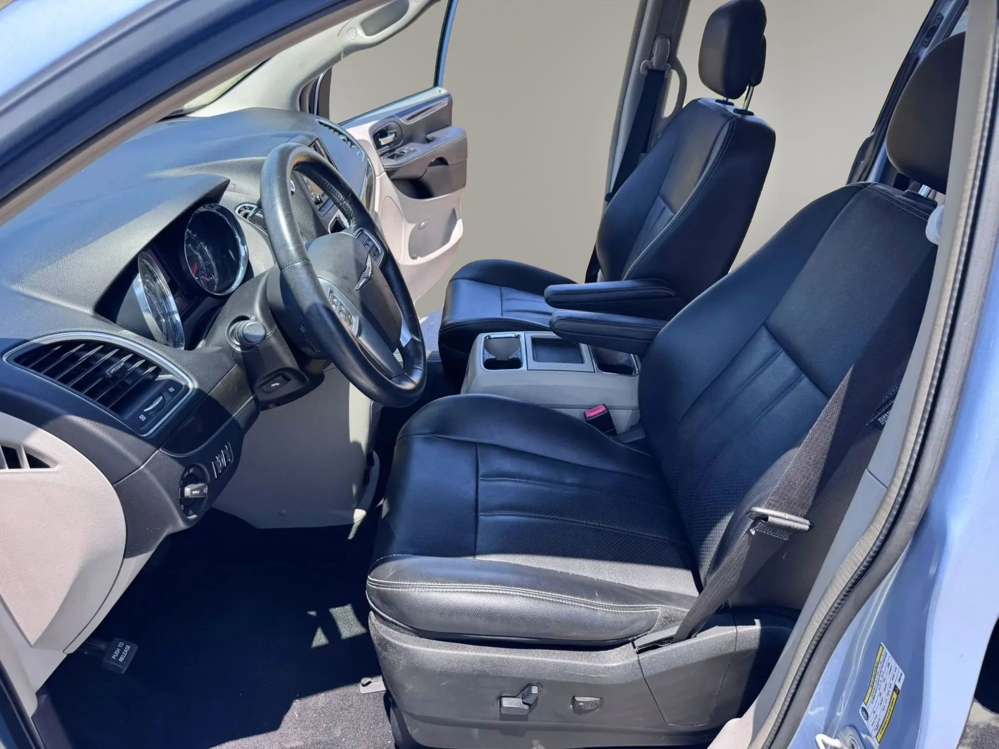 Used 2013 Chrysler Town & Country Touring-L w/ Driver Convenience Group FWD image 12
