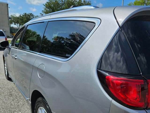 Used 2020 Chrysler Pacifica Touring-L image 8