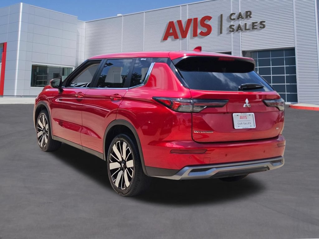 Used 2025 Mitsubishi Outlander SE FWD image 3