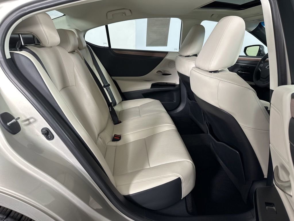 Used 2023 Lexus ES 250 w/ Premium Package AWD/4WD image 3