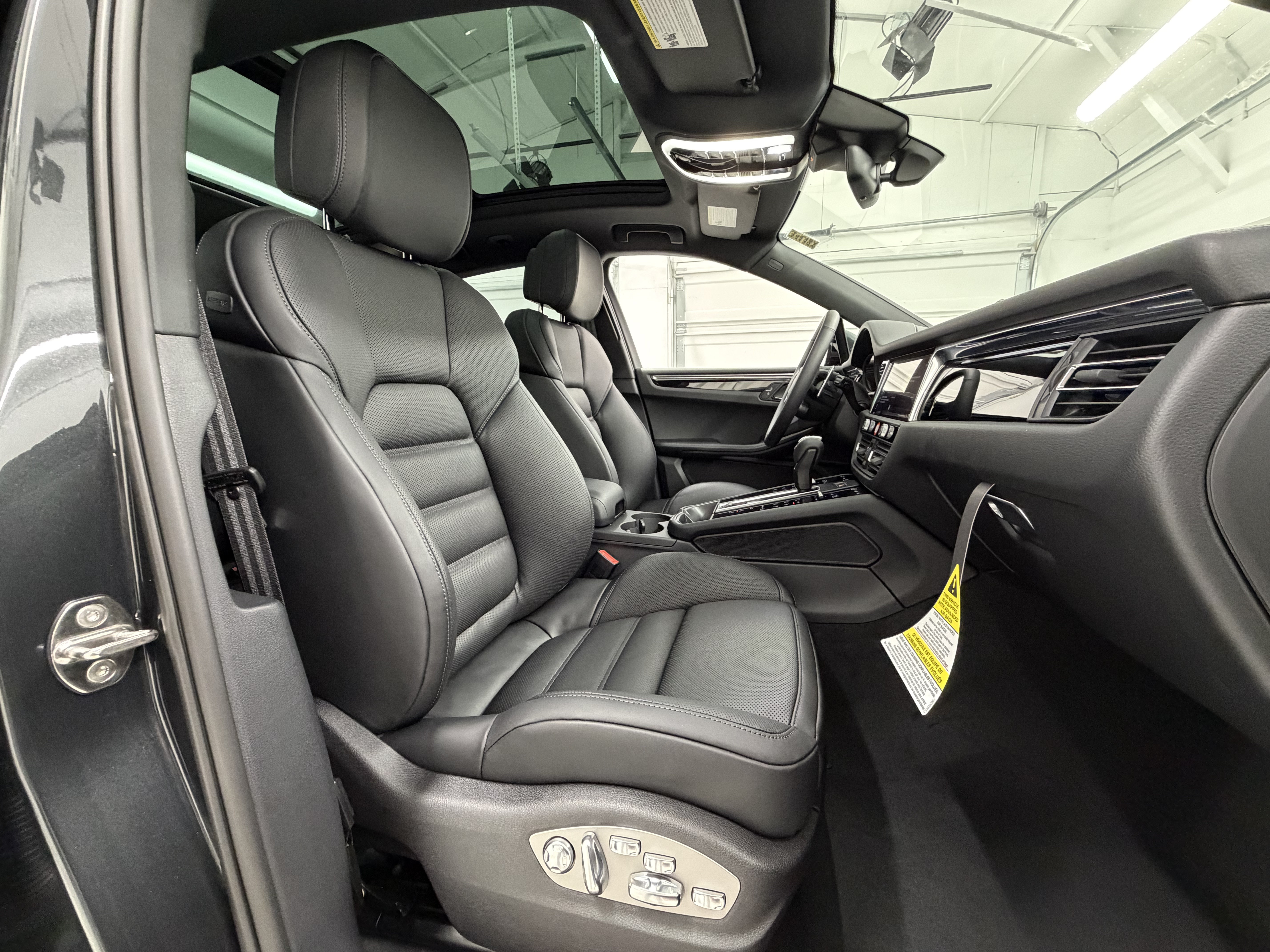 Certified 2026 Porsche Macan AWD/4WD image 23