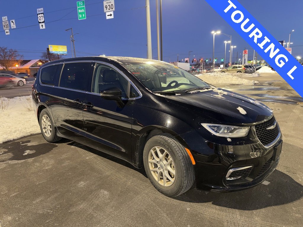 Used 2024 Chrysler Pacifica Touring-L image 1