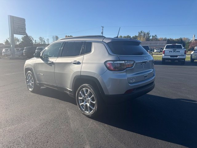 Used 2022 Jeep Compass Latitude w/ Sun and Sound Group AWD/4WD image 4