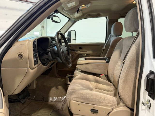 Used 2004 Chevrolet Silverado 2500 LS w/ Heavy-Duty Power Package AWD/4WD image 13