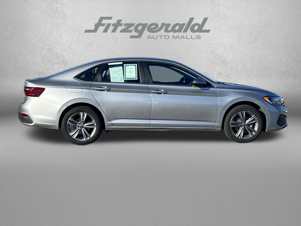 Used 2024 Volkswagen Jetta SE image 3