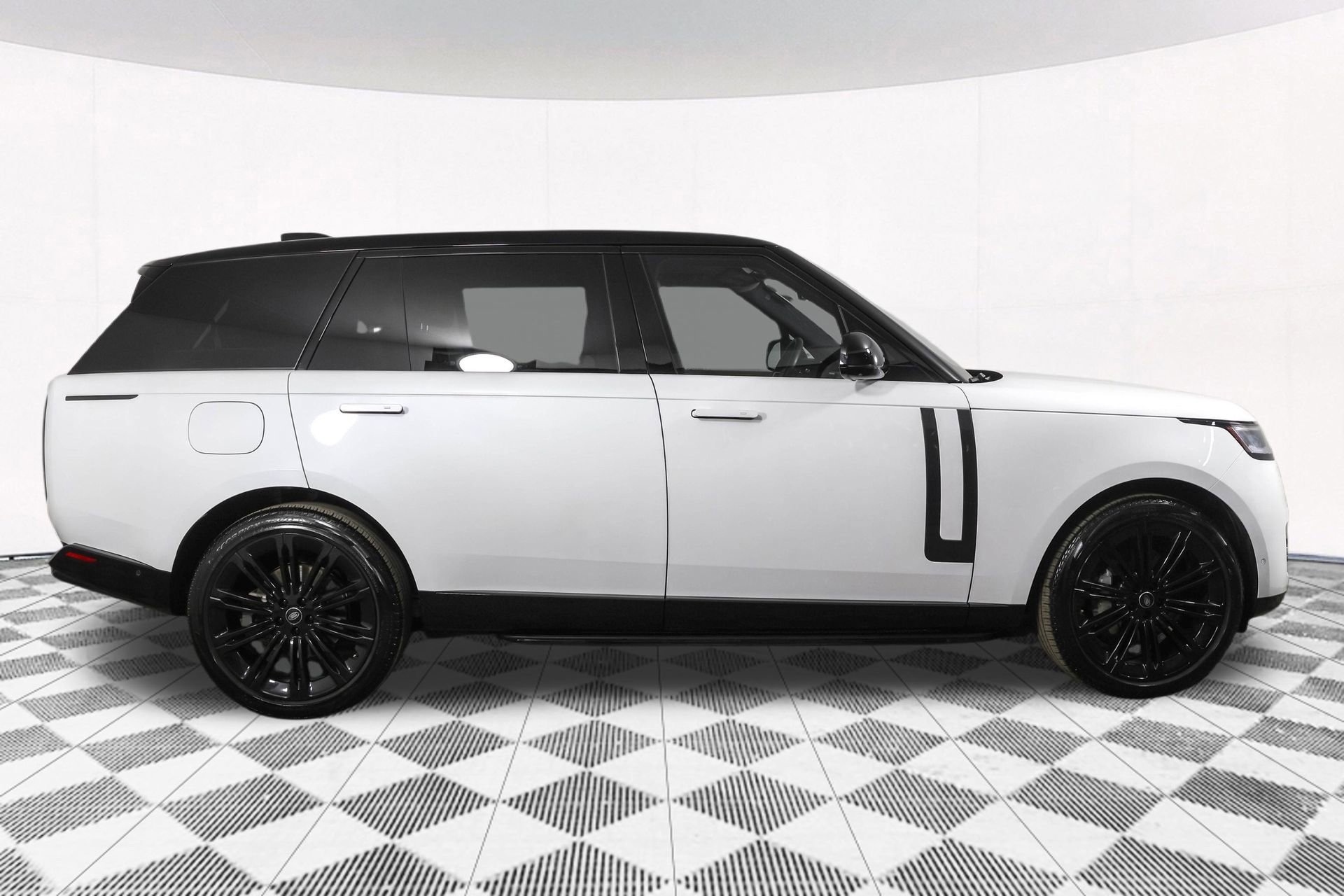 Used 2024 Land Rover Range Rover Long Wheelbase SE image 16