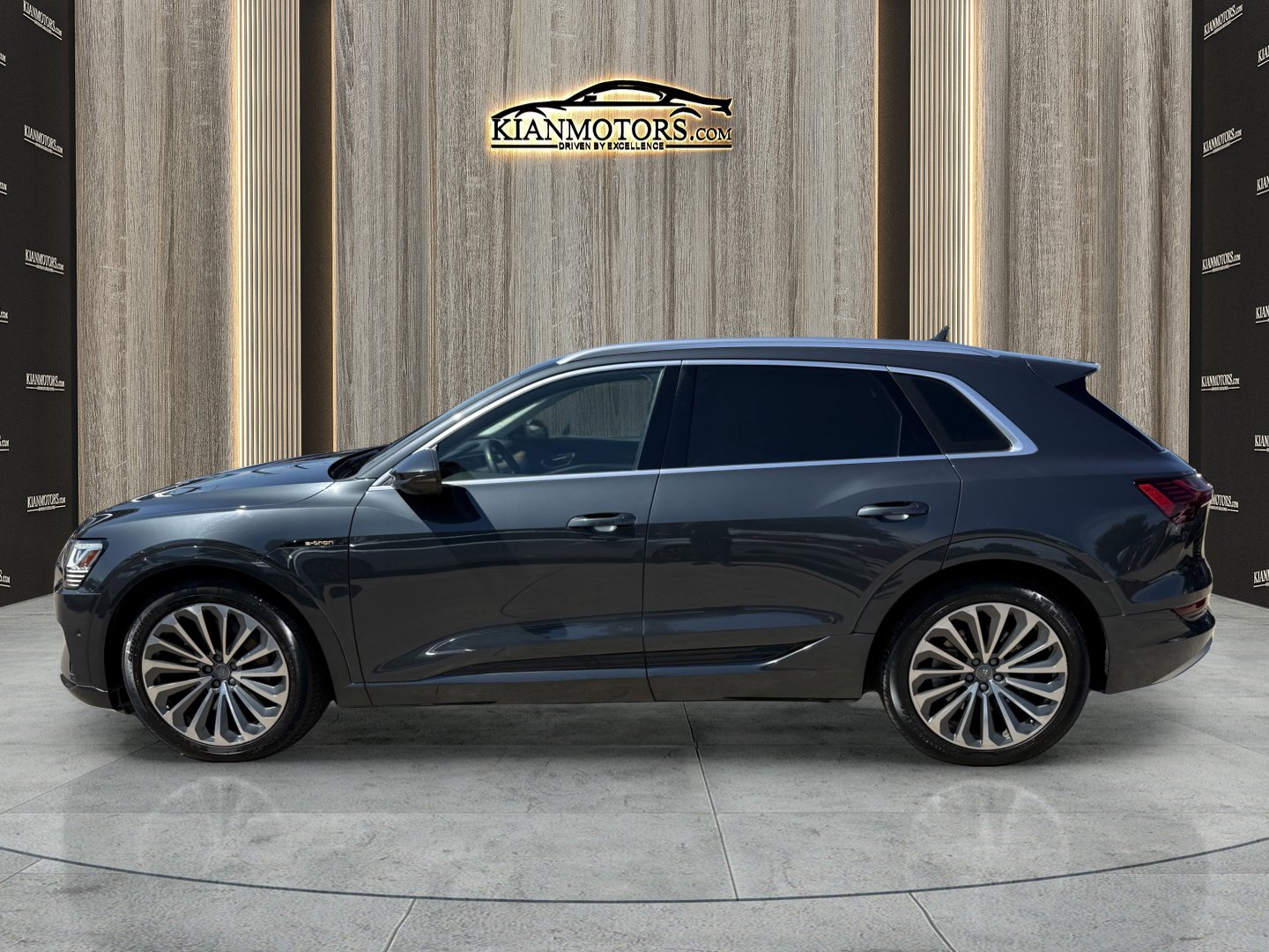 Used 2019 Audi e-tron Prestige w/ Prestige Package image 4