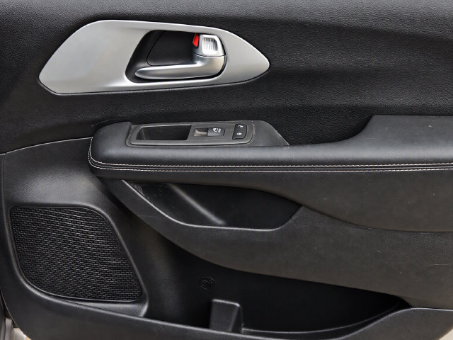 Used 2020 Chrysler Pacifica Touring-L w/ S Appearance Package FWD image 8