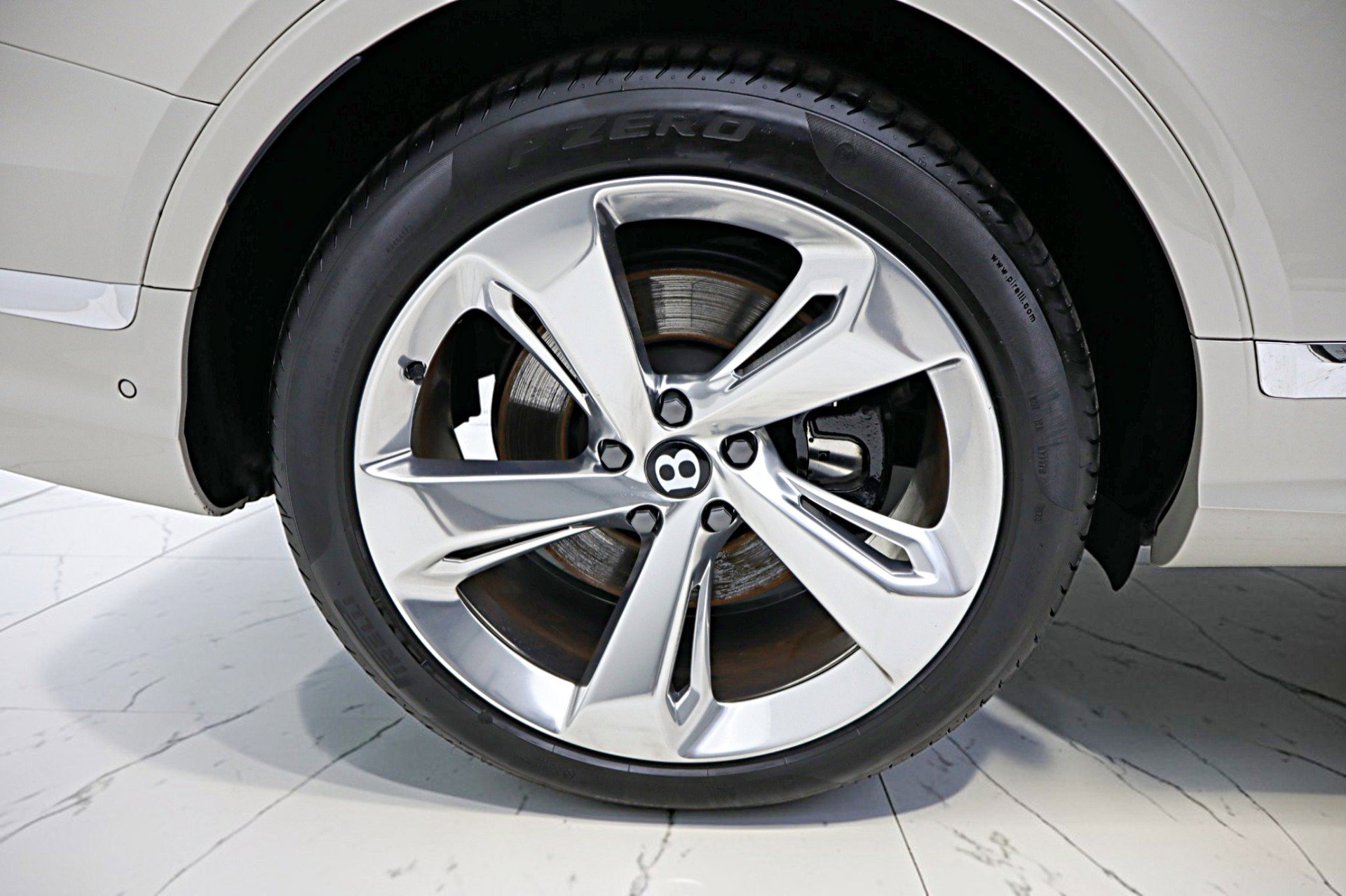 Used 2024 Bentley Bentayga Plug-In Hybrid image 57