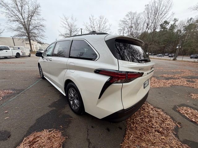 Used 2021 Toyota Sienna XLE image 5