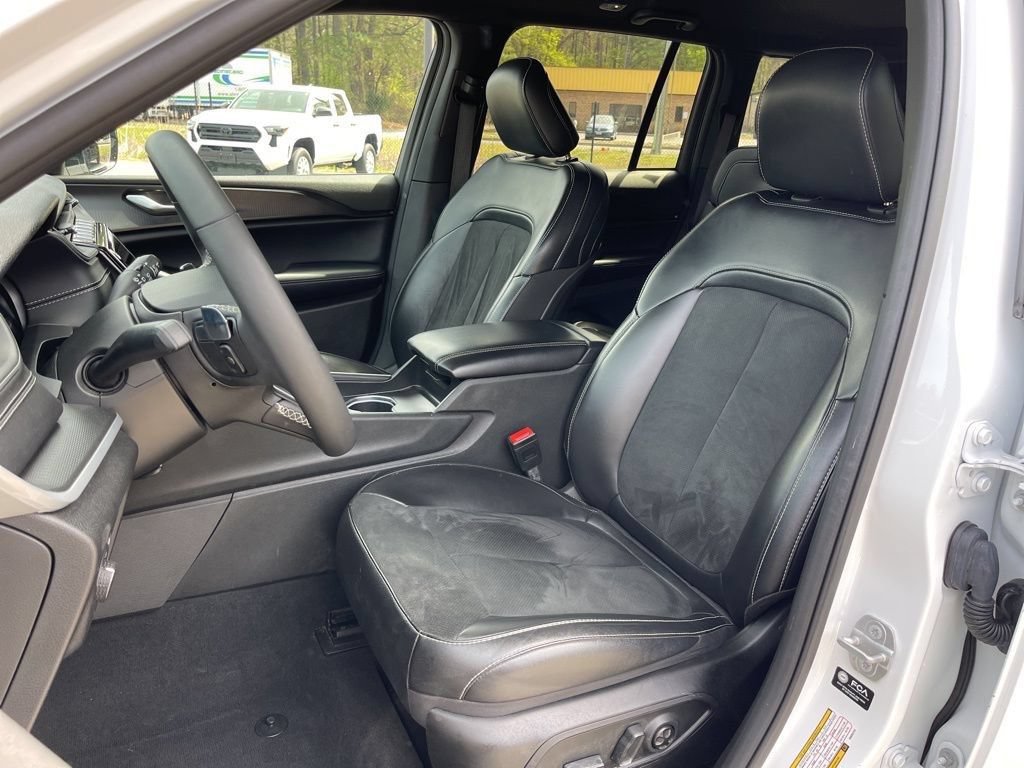 Used 2025 Jeep Grand Cherokee Altitude AWD/4WD image 21