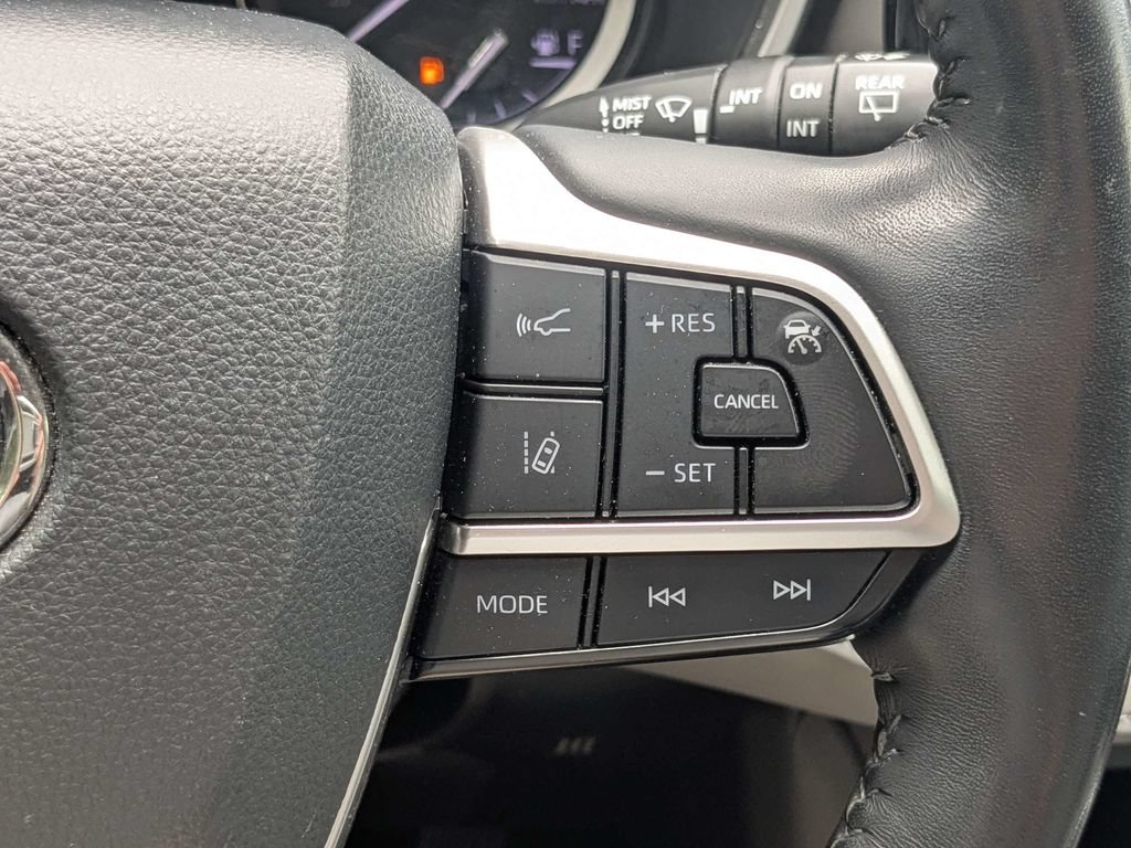 Used 2022 Toyota Highlander XLE FWD image 30