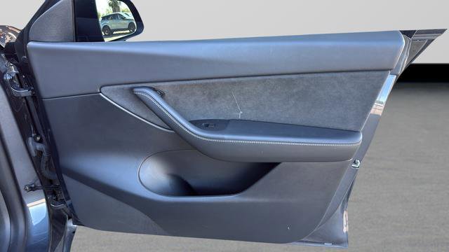 Used 2022 Tesla Model Y Long Range image 24