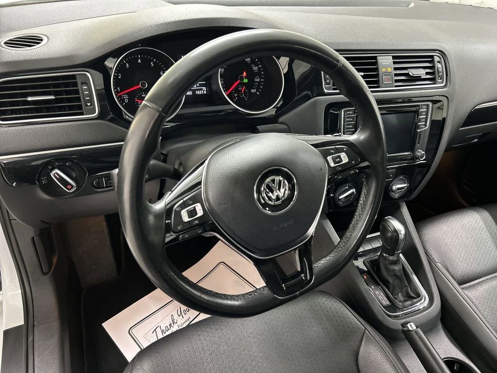 Used 2016 Volkswagen Jetta SEL w/ Lighting Package FWD image 4