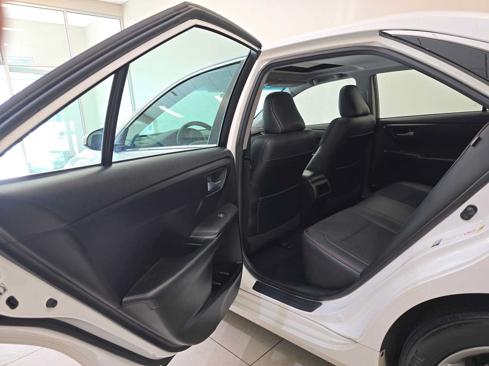 Used 2016 Toyota Camry SE w/ Moonroof Package FWD image 22