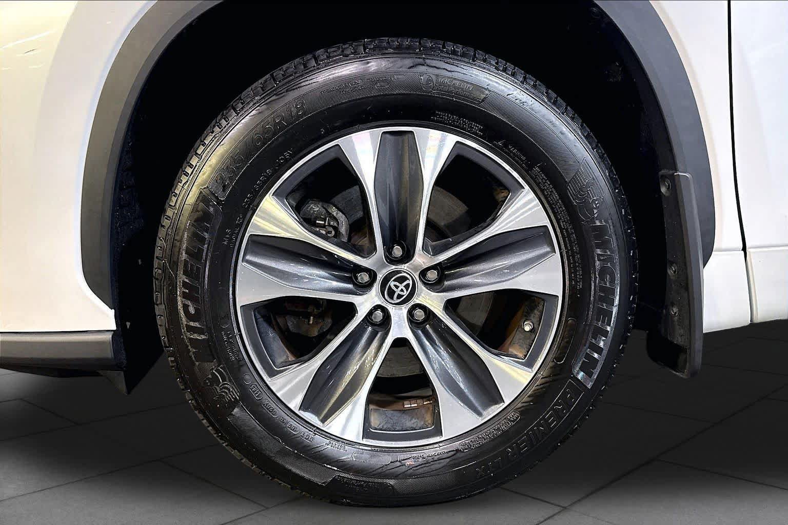 Used 2023 Toyota Highlander XLE AWD/4WD image 11