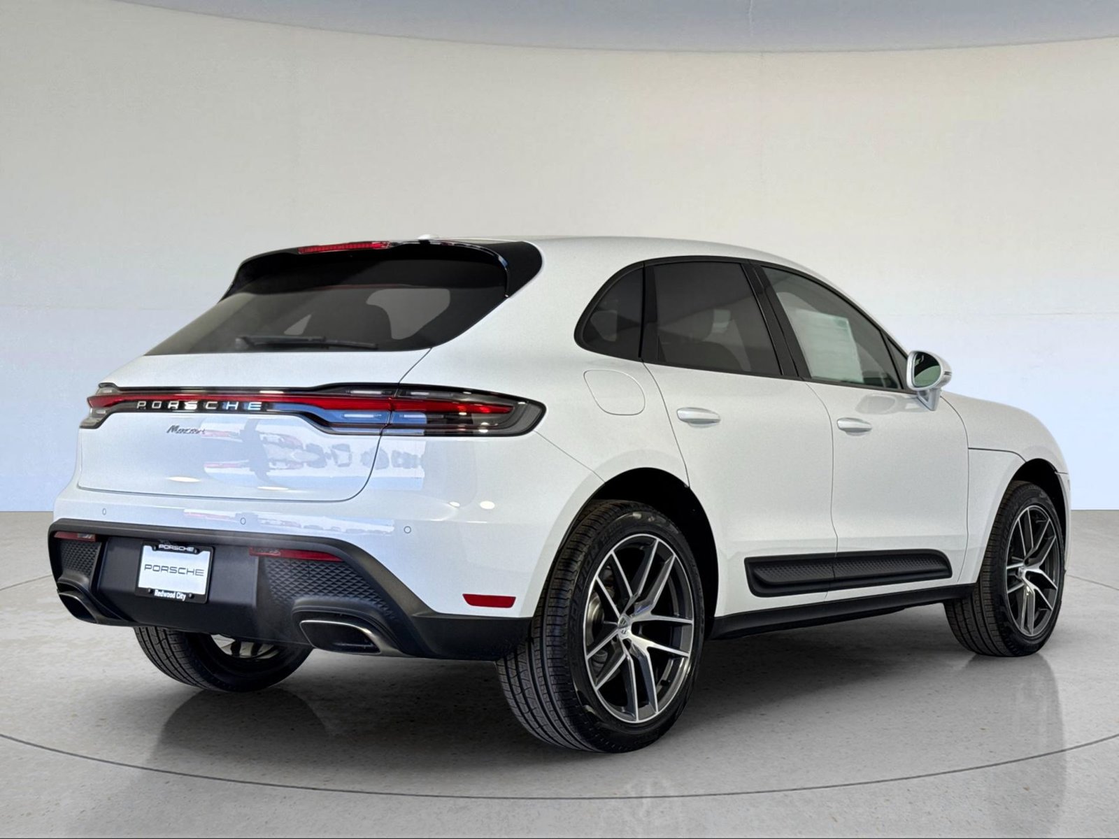 Certified 2026 Porsche Macan AWD/4WD image 8