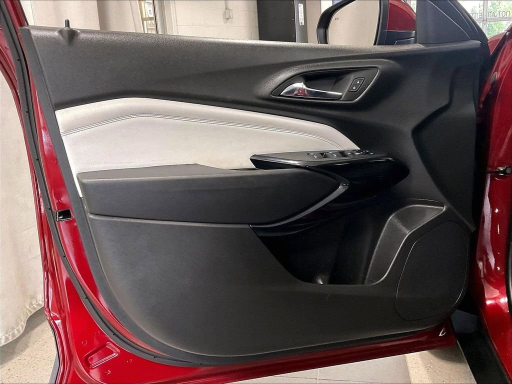 Used 2025 Chevrolet Trax LT w/ Driver Confidence Package FWD image 9