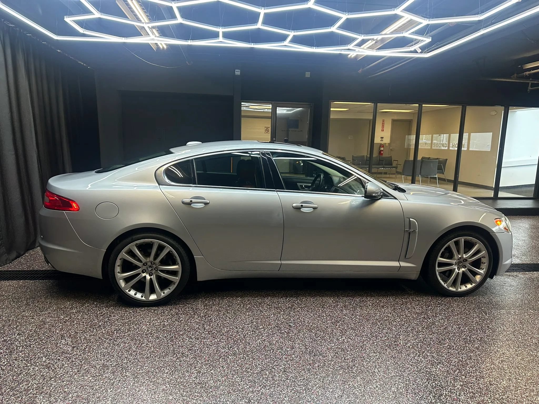 Used 2011 Jaguar XF Premium RWD image 8