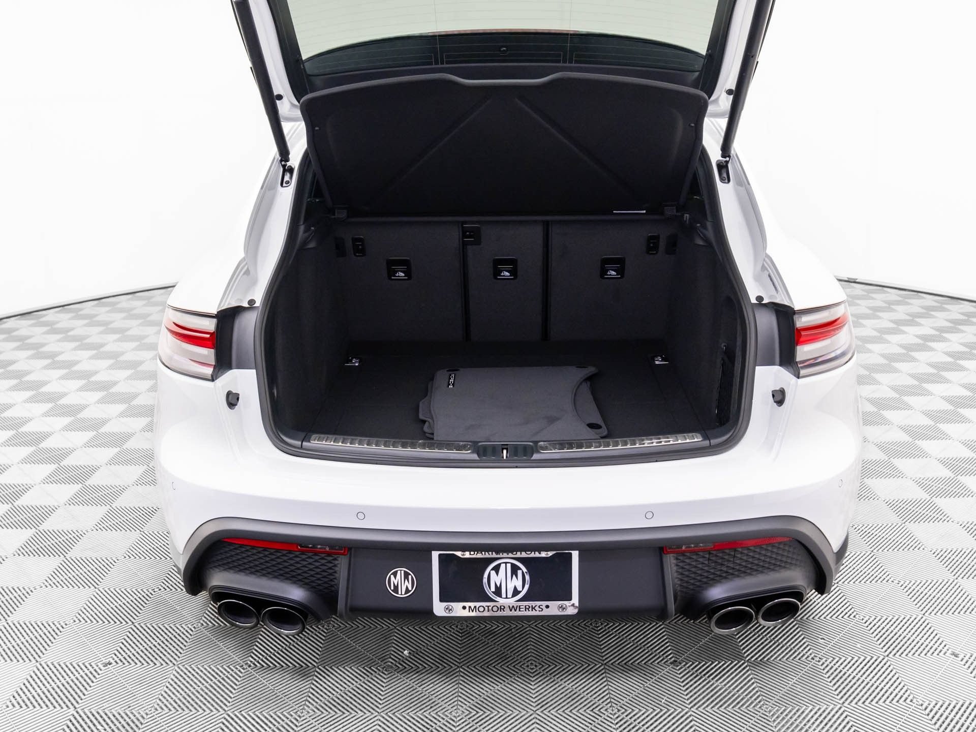 Certified 2026 Porsche Macan AWD/4WD image 33