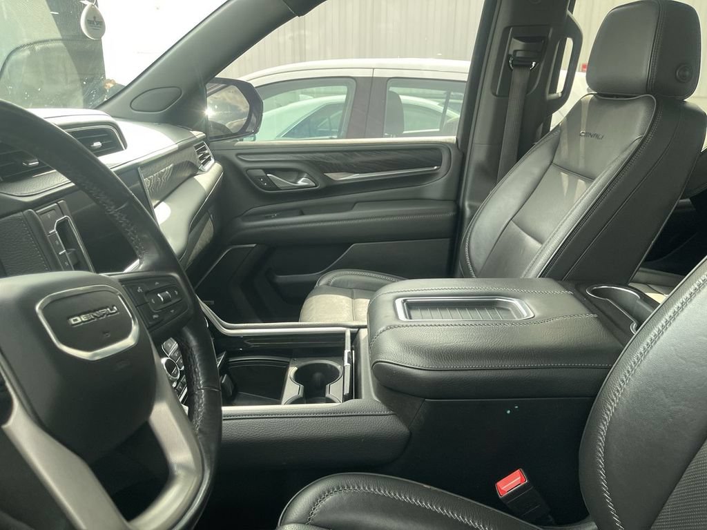 Used 2021 GMC Yukon Denali w/ Denali Premium Package AWD/4WD image 4
