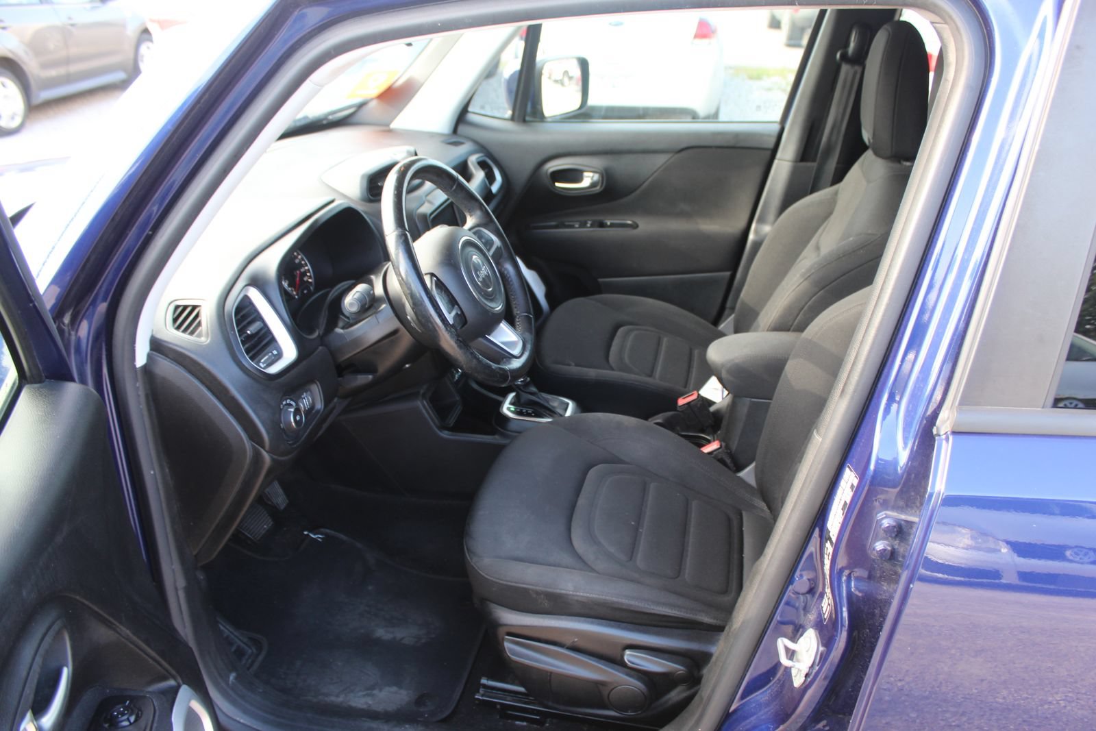 Used 2018 Jeep Renegade Latitude FWD image 10