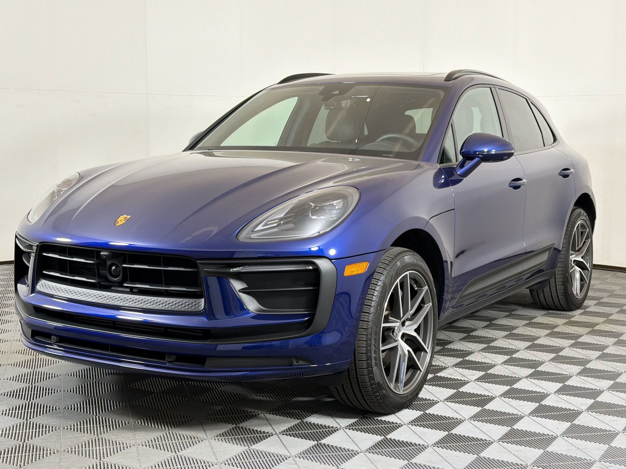 Used 2025 Porsche Macan image 1