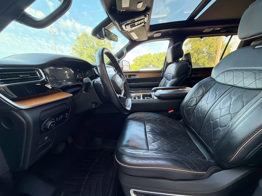 Used 2022 Jeep Grand Wagoneer Series III w/ Rear Seat Video Group 1 AWD/4WD image 16