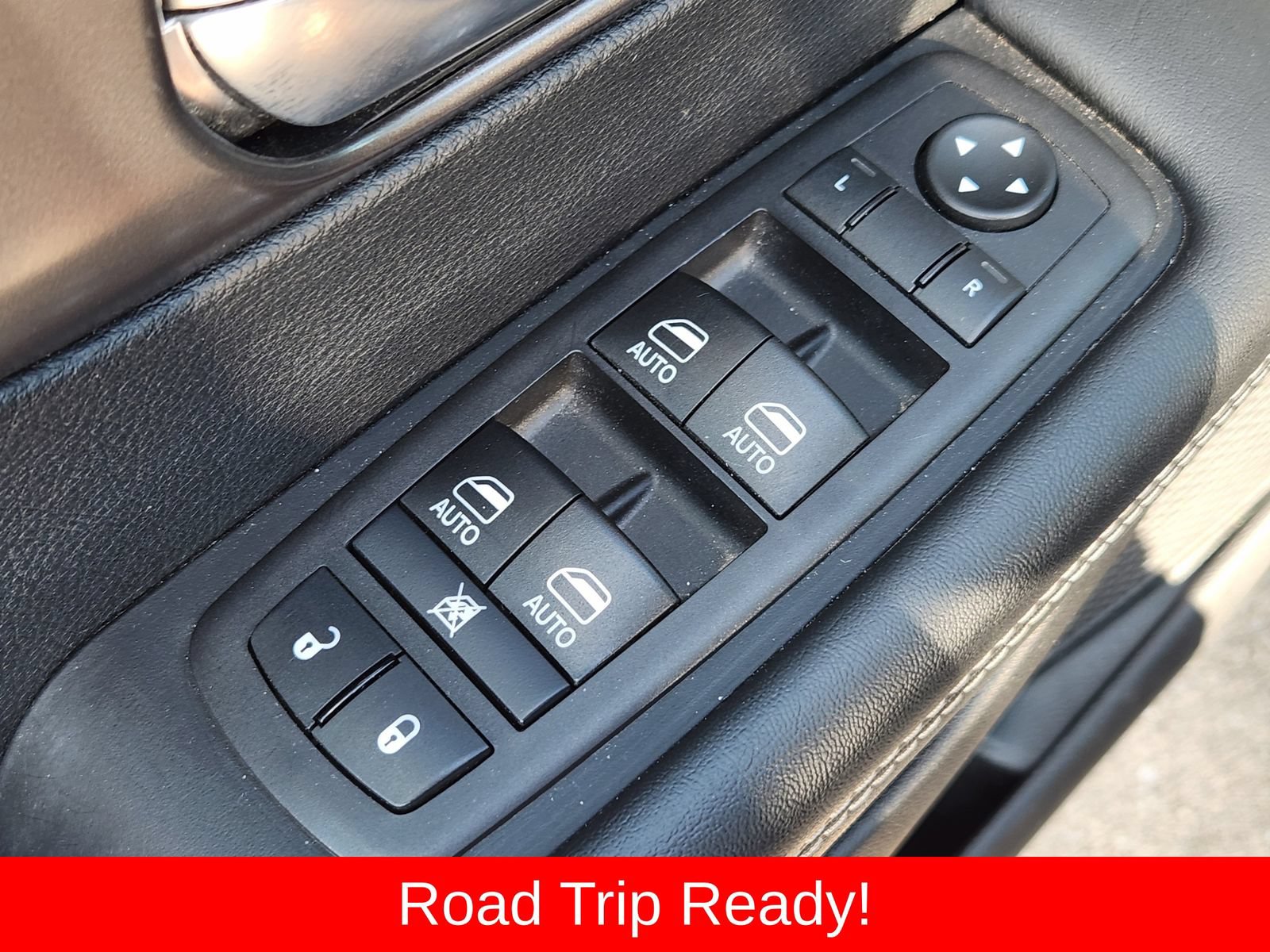 Used 2025 Chrysler Pacifica Select FWD image 32