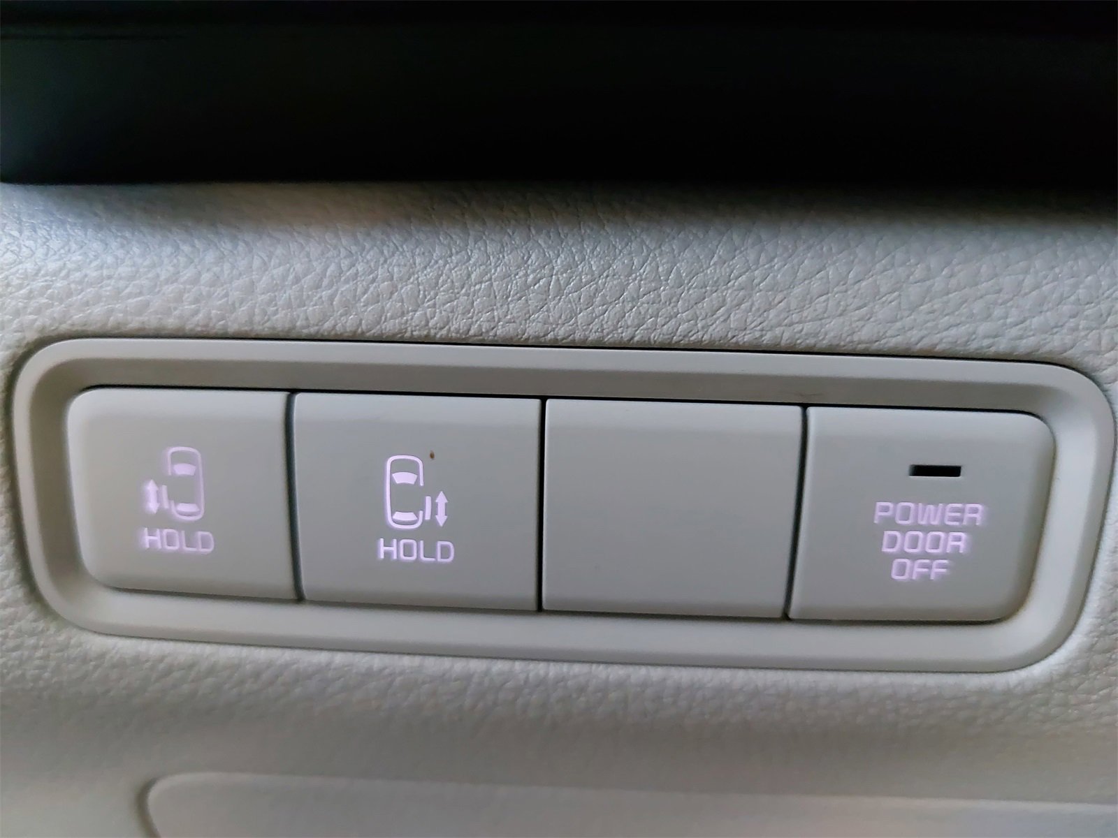 Used 2024 Kia Carnival LX image 31