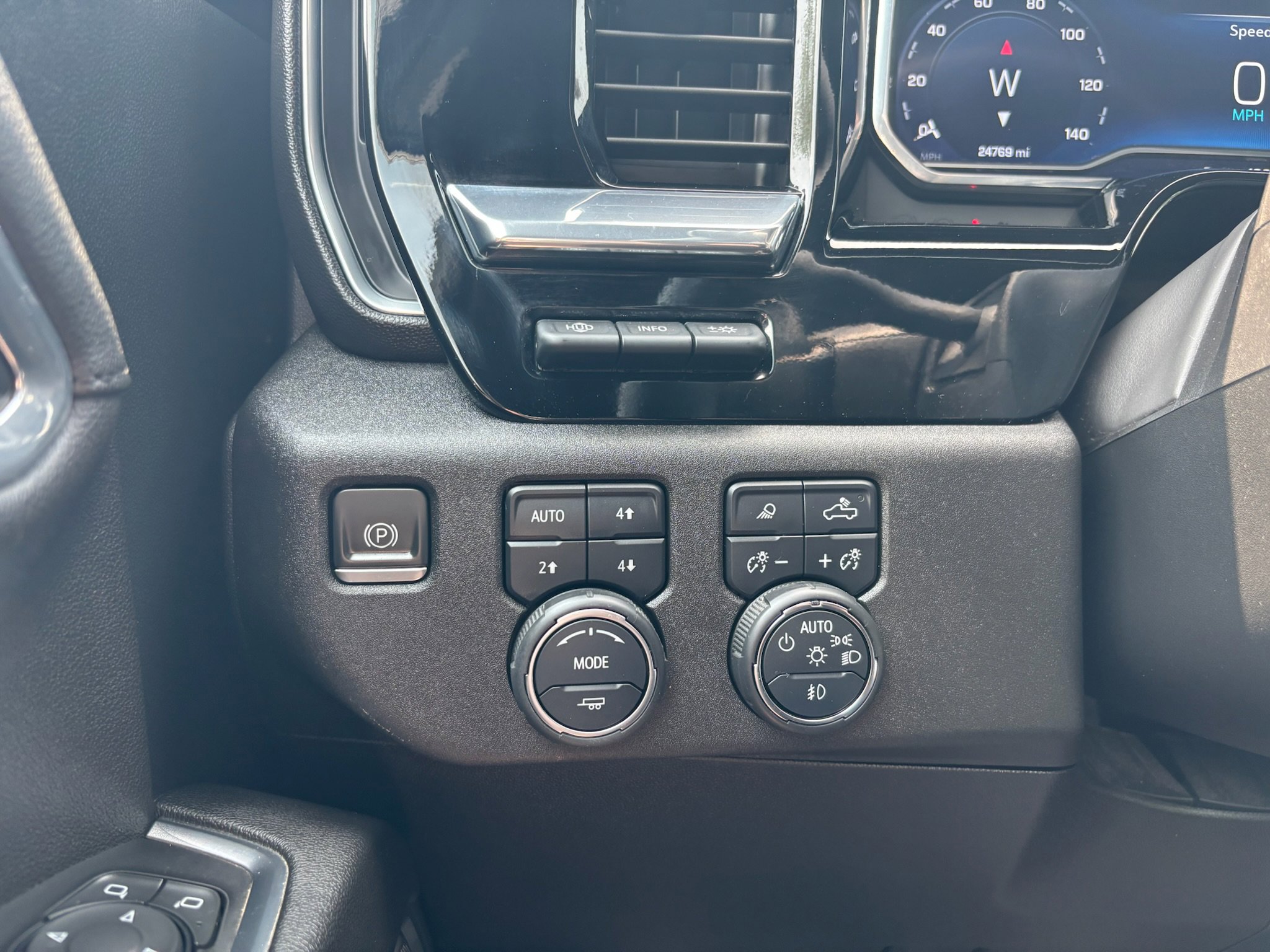 Used 2023 Chevrolet Silverado 1500 High Country w/ High Country Premium Package image 12