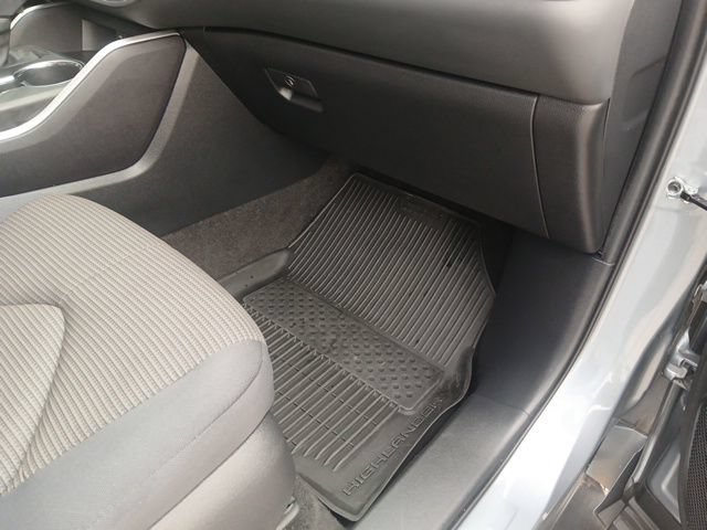 Used 2023 Toyota Highlander LE FWD image 24